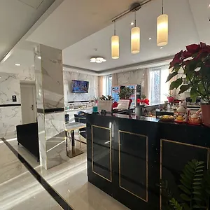 Hotel Midway, Milán