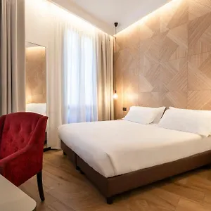 Hotel London, Milán